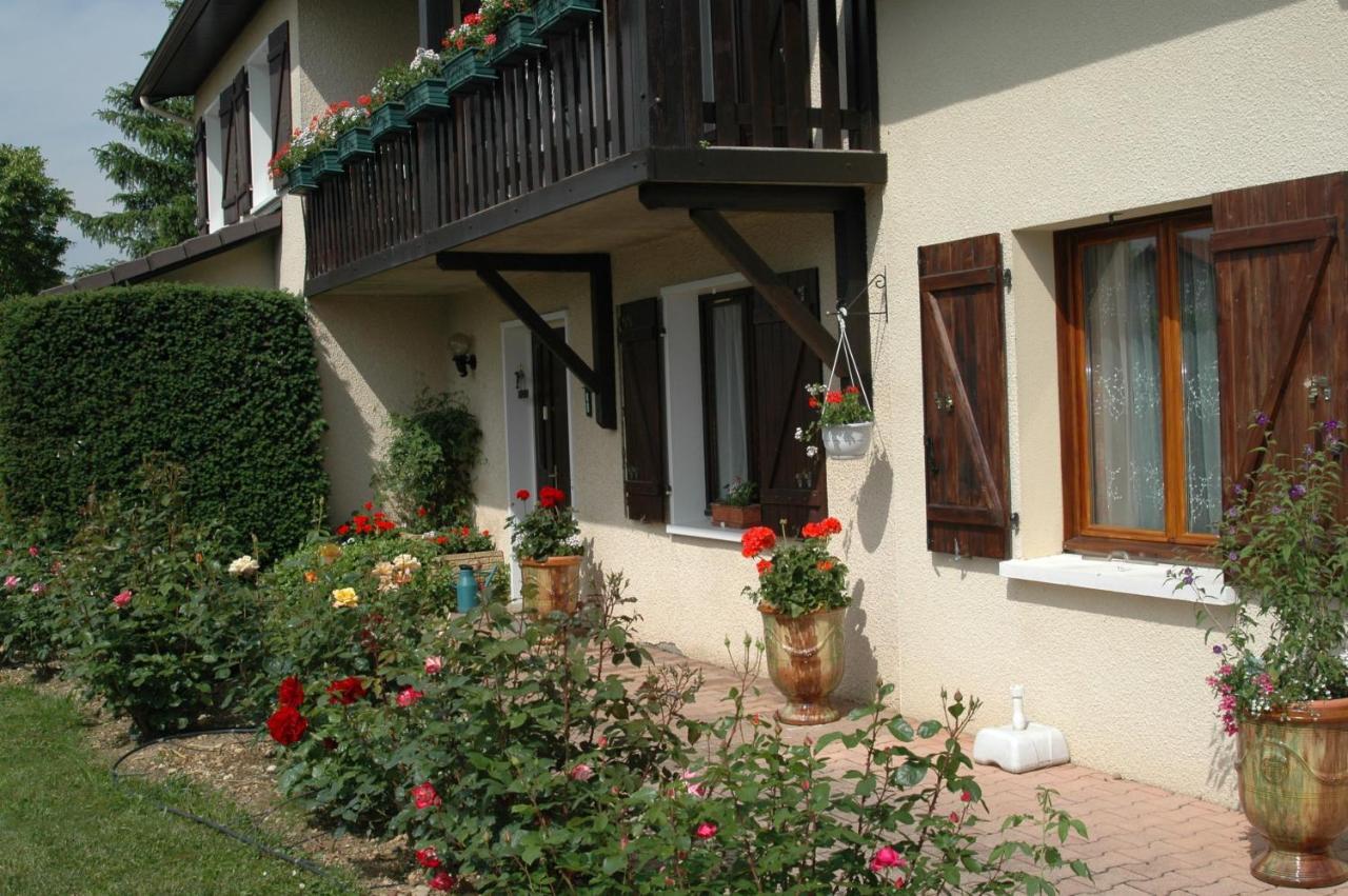 Le Jardin De Roses Dominique Loreau Saint-Bonnet-de-Mure Exterior foto